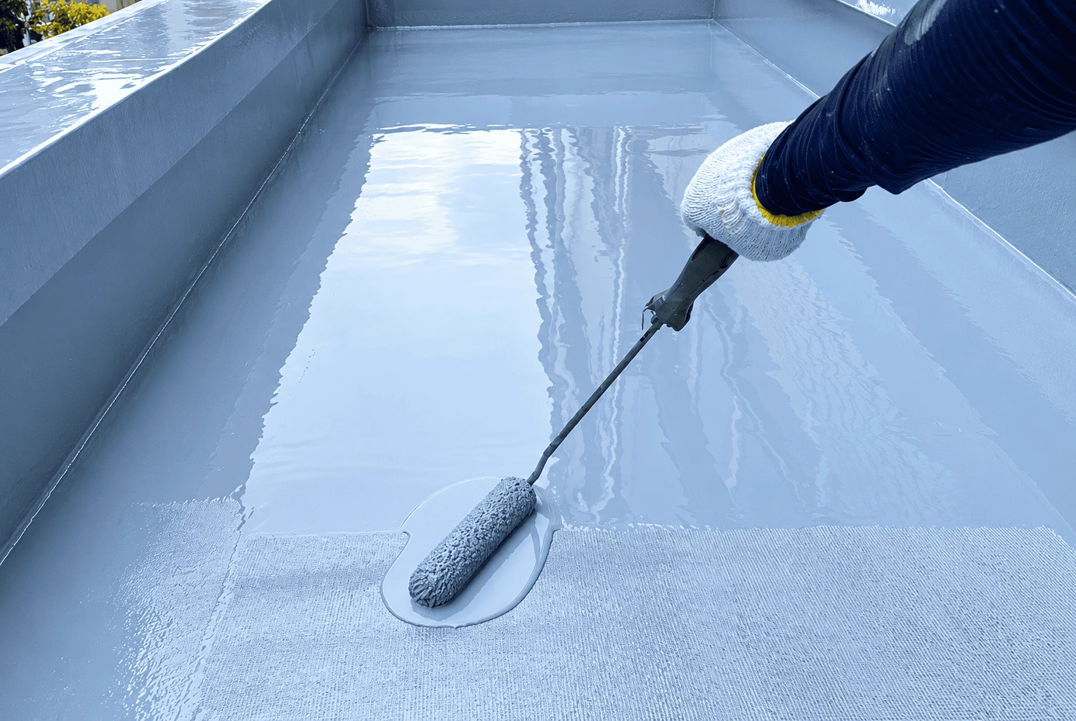 Cần đảm bảo bề mặt thi công được làm sạch, khô ráo và ổn định trước khi tiến hành chống thấm